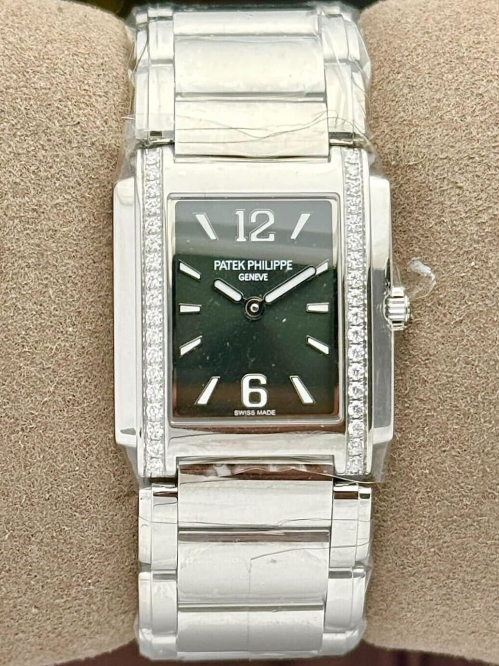 Patek Philippe Twenty~4 Manchette Quartz Olive Green Sunburst Diamond Ladies Watch 4910/1200A-011 | 2025 | 25.1x30mm